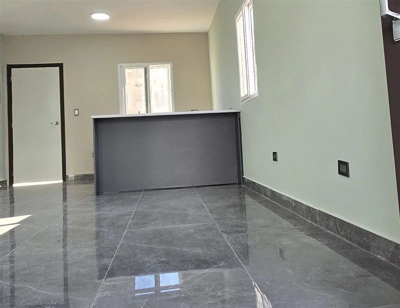 Sala terminada IDD — pisos de mármol