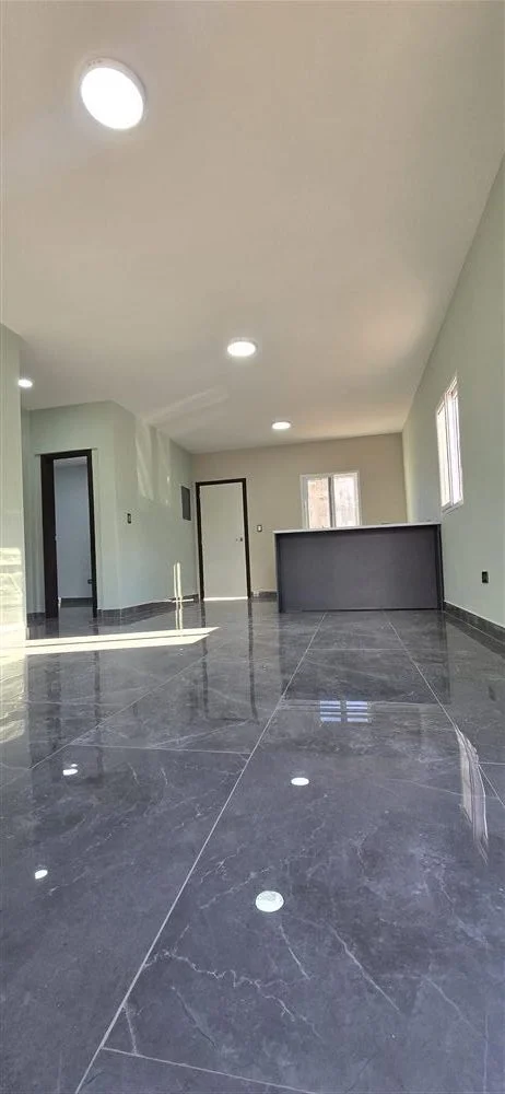 Interior terminado IDD — sala con mármol
