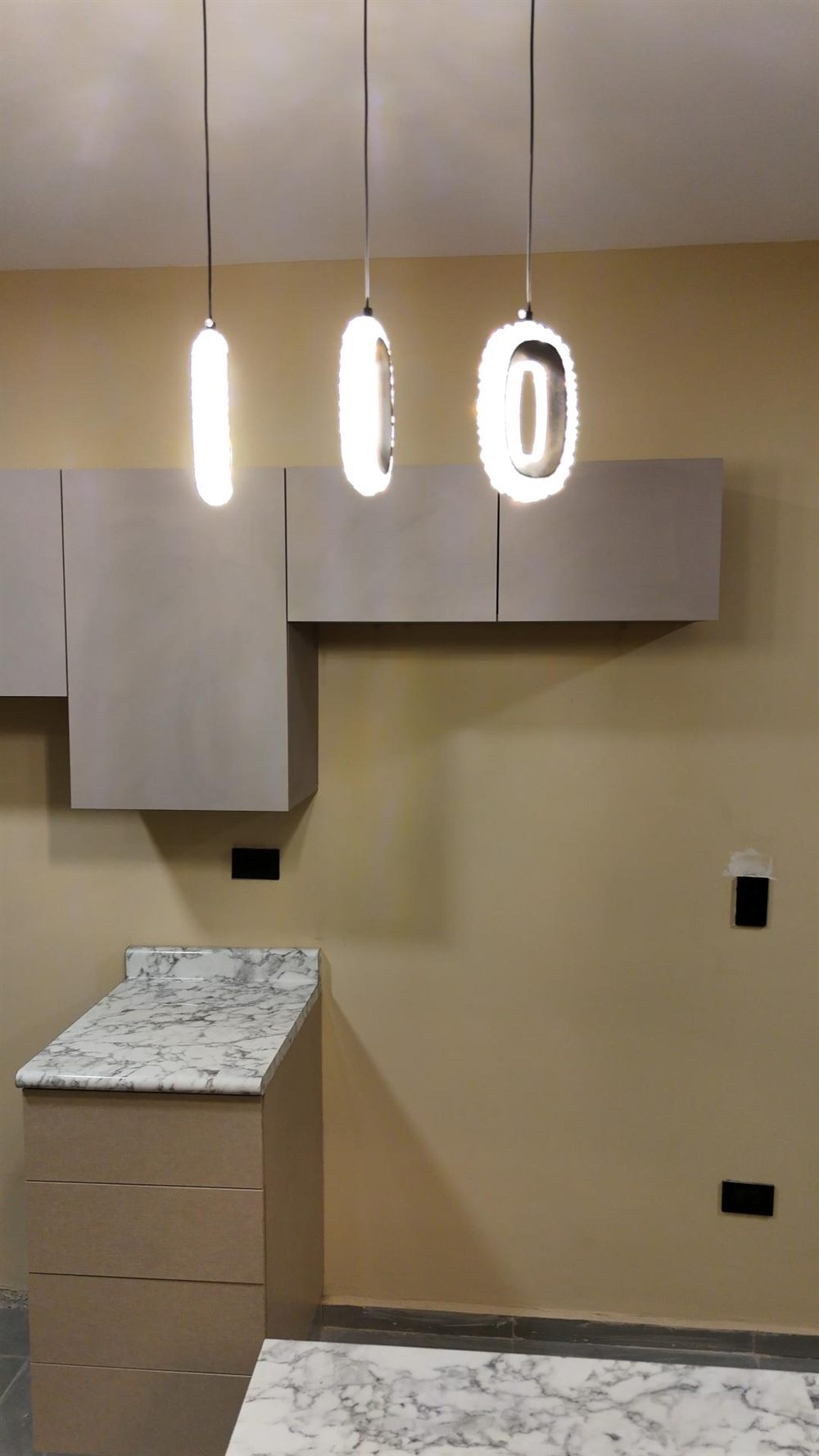 Cocina con mármol y gabinetes IDD